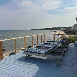 Beachfront Greenport Villa, Hotel in Greenport