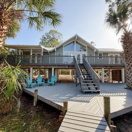 Canal Front Pet Friendly Boat Dock St George Island-Beach access, Hotel in Eastpoint