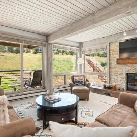 Enclave 211, Two Bedroom Condo in Snowmass Ski-In Ski-Out Condo with Shared Pool, Hot Tub, Gym, WiFi, hotel in Snowmass Village