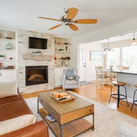 Walk to Pawcatuck River: Family-Friendly Home!, hotel di Pawcatuck