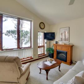 Private Beach! Year-Round Lake Superior Retreat, готель у місті Маркет