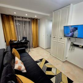 Blak Miroir Cosy T1 au cœur d'Evry, hotel a Courcouronnes