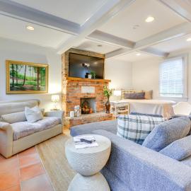 Walk to Main St: Historic High Point Carriage Home