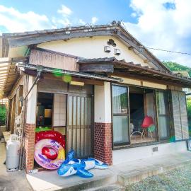 四国旅に最適 川まで徒歩10秒の昭和レトロな一軒家, viešbutis mieste Nakajima