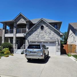 Beautiful 3 bedrooms, 2 bathrooms, 4 beds sleep 8, basement close to Falls, hotel in Niagara Falls
