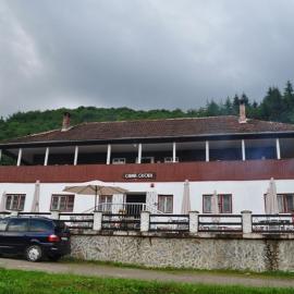 Cabana Cascada Cârnic, hotell i Nucşoara