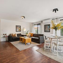 Spacious City Fringe 2 Bedroom with Courtyard