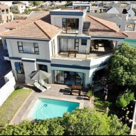 Alabaster Luxe Villa, hotel din Langebaan