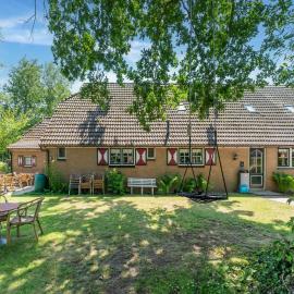 Attractive farmhouse in Giethoorn with garden, hotel in Giethoorn