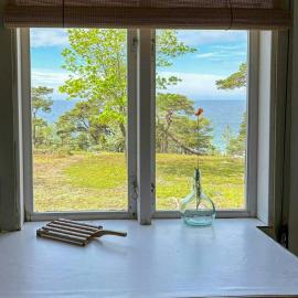 Secluded Cottage Between Nature Reserves, hotelli kohteessa Tingstäde