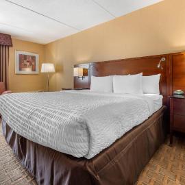 Clarion Hotel Conference Center on Lake Erie，敦克爾克的飯店