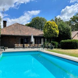 Farmhouse in Sint Joost with Pool & BBQ, ξενοδοχείο σε Sint Joost