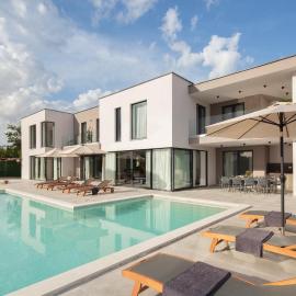 Villa KM 5 Bedroom with heted pool and garden