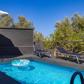 Blissful Residence with Private Pool by 8essentially, hotelli kohteessa 