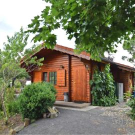 Charmantes Ferienhaus mit eigenem Garten, hotelli kohteessa Niederaula