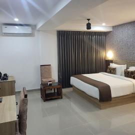 Hotel Queen Maria، فندق في Kizhillam