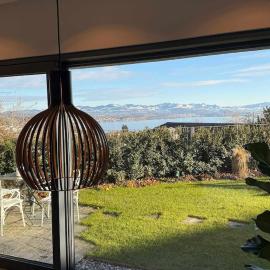 Spacious apartment with lake view and garden, hotel din Richterswil