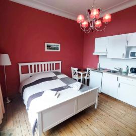 Charming studio apartment with terrace - 2nd floor, no lift, hotell i Brussel