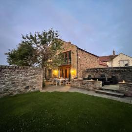 Alma House - Coastal Haven Seahouses Retreat, hotel in North Sunderland