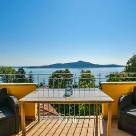 Lake Maggiore View Apt Meina, hotel em Meina