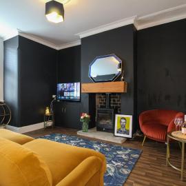 Dog Friendly Neston Home with Garden by Rework Accommodation