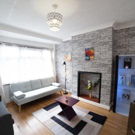 3 Bed Pet Friendly Home, With BBQ, hotel a Dartford