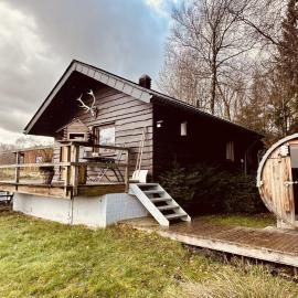 Cozy Forest Chalet Escape, hotel i Sourbrodt
