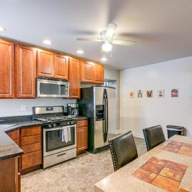 1 Mi to Washington Park: Spacious 1st-Floor Condo!, hotel Chicagóban