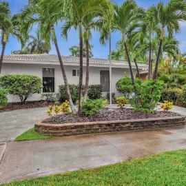 SuperVilla - 3BR/2BA - Pool - Walk to beach
