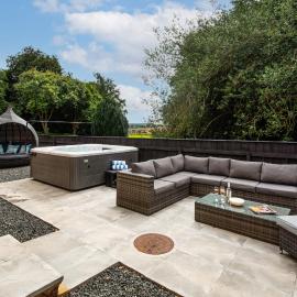 Northumberland Hot Tub Haven for 10 in 5 ensuite bedrooms, hotel a Chatton