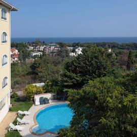 Lovely 2 bedroom 2 bath condo with View and a Pool St Konstantin and Elena, hotel a Bŭnzareto