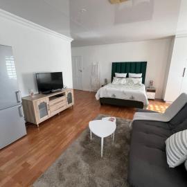 Charming Urban Retreat, hotel a Centurion