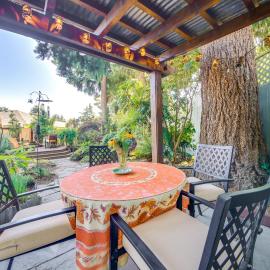 6 Mi to Dtwn Seattle: Walkable Home w/ Hot Tub, khách sạn ở Seattle