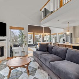 Modern Weirs Beach Getaway | Pool | Winnipesaukee, viešbutis mieste Lakonija