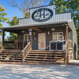Mr Hills Mercantile Cabin with a hot tub, Hotel in Bryant