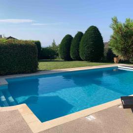 5 Bed Villa, 6 Baths, View and Beautiful Pool, хотел в Дивон ле Бен