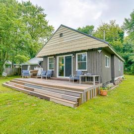 Walk to Cranberry Lake: Quaint Family Cottage, hotel di Campbells Corner