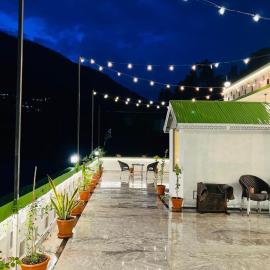 Escaven Hotel & Resort by Khan Familia Travels, hotell sihtkohas Rāra