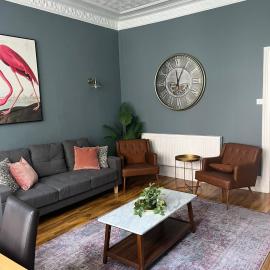 3BR Apt Near Ibrox Subway Sleeps 7 and Parking