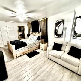 # 11 Cozy Mini House by the Lake, hotelli 