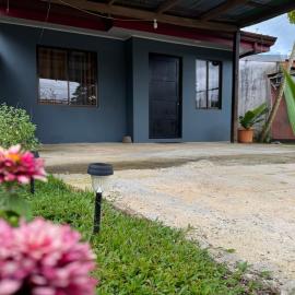 Casa Colibrí Encanto Rústico y Comodidad Moderna -La Fortuna, hotel di Fortuna