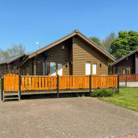 Yorkshire Rose Holiday Lodge، فندق في Sewerby