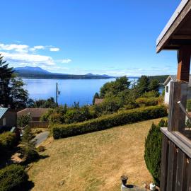 Alert Bay, Spacious Executive Suite with Panoramic Ocean Views, hotel sa Alert Bay