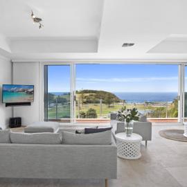 Amazing Views, Luxury Apartment, Easy Walk To Terrigal Village, Hotel in Terrigal