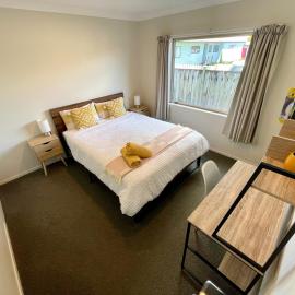 Papamoa Two Rooms & Kitchenette - Dogs welcome, hotel in Papamoa