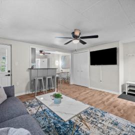 Bloomfield, Pittsburgh Bright and Spacious TWO Bedroom Apt with Free Parking