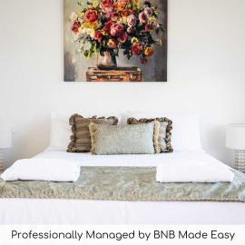 The Elm Apartments - The Gold Room