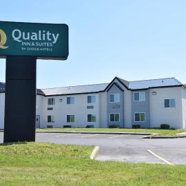 Quality Inn & Suites Watertown Fort Drum, hotelli kohteessa Calcium
