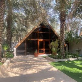 منتجع وأكواخ الأرازي, hotel a Al Qurayn