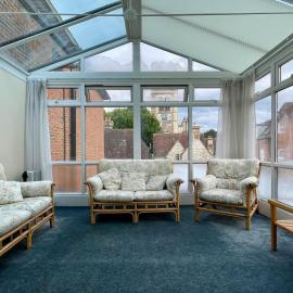 Farnham Haven: Unique Home with Courtyard